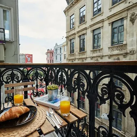 Stunning 2br 1 Min Metro&galata Daire İstanbul